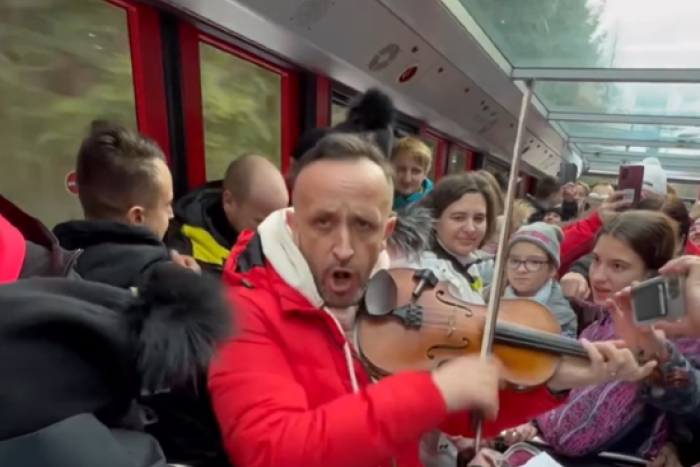 Ilustračný obrázok k článku KONCERT v zubačke: Ondrej Kandráč vytiahol husle a rozospieval nič netušiacich ľudí, VIDEO