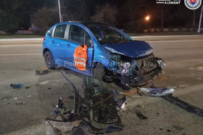 Ilustračný obrázok k článku Hrozivo vyzerajúca NEHODA v centre Bratislavy: Vodiča pravdepodobne zradilo zdravie