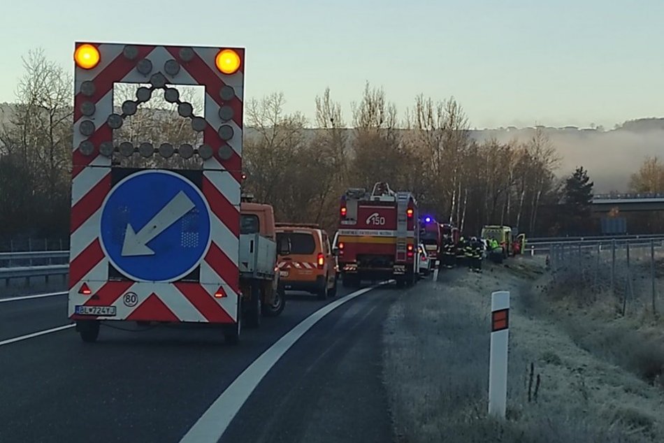 Ilustračný obrázok k článku TRAGICKÉ ráno na R1: Mladému mužovi sa stalo osudným vystúpenie z auta, FOTO