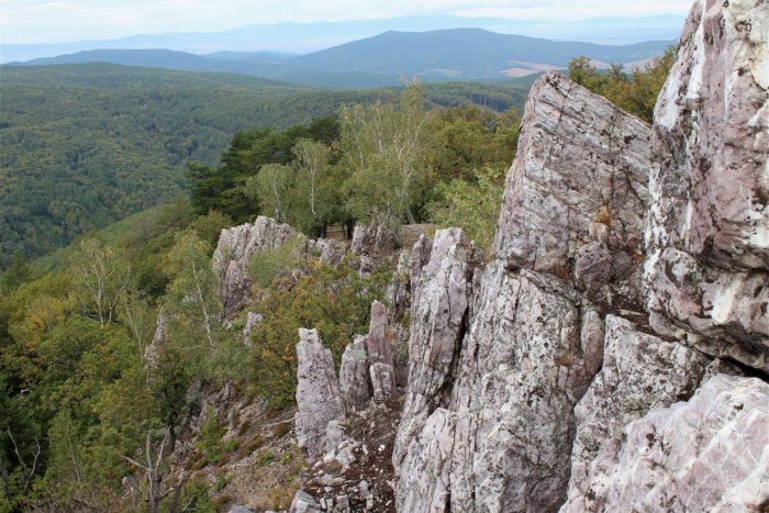 Ilustračný obrázok k článku TIP na turistiku v Tribeči: Nepremeškajte výstup na Oselný vrch s opekačkou