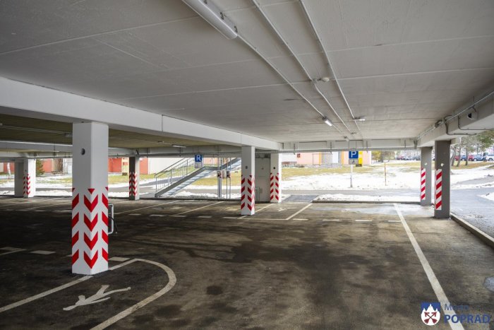 Ilustračný obrázok k článku Viacpodlažné parkovisko v Poprade púta pozornosť: Má aj vyhrievanú výjazdovú rampu, FOTO