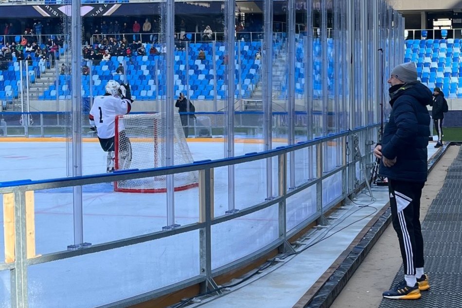 Ilustračný obrázok k článku To musíte vidieť, Weiss za PLEXISKLOM! Futbalový tréner sa KOCHAL ľadovou plochou, FOTO