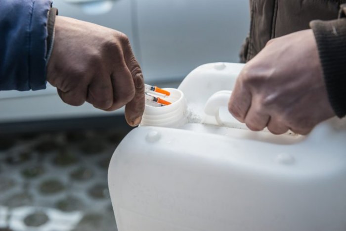 Ilustračný obrázok k článku IHLY a injekčné striekačky sa váľajú po Bratislave: Ak na ne natrafíte, volajte MOBILNÚ jednotku