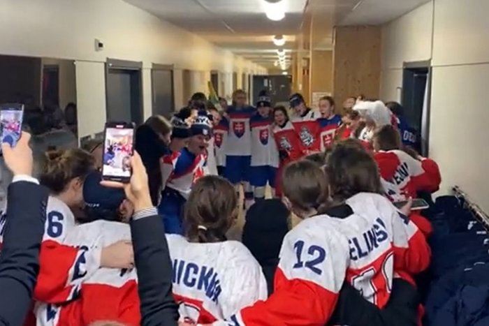 Ilustračný obrázok k článku Zápas Česka so Slovenskom zakončil DOJEMNÝ moment: Zo súperiek sa stali kamarátky, VIDEO