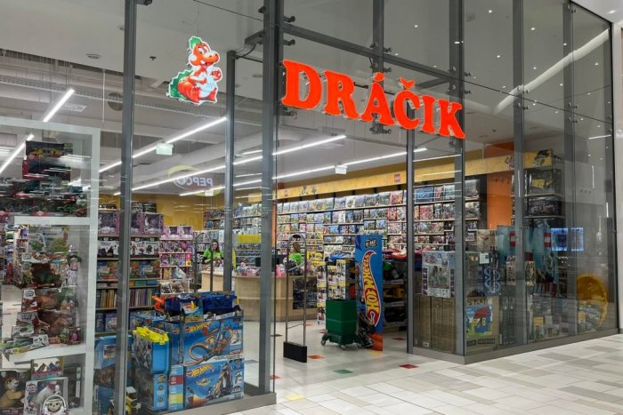 Ilustračný obrázok k článku Dráčik opäť CHRLÍ: Majiteľ Ukrajincom radí urobiť čelom vzad a strieľať OPAČNÝM smerom