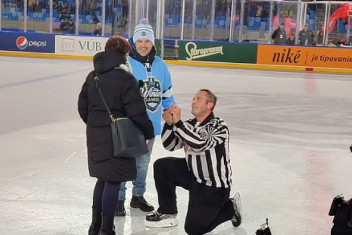 Ilustračný obrázok k článku VIDEO: Dojímavá romantika na Winter Games! Čiarový rozhodca požiadal na ľade priateľku o ruku