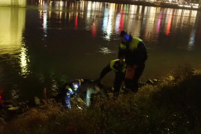 Ilustračný obrázok k článku DRÁMA pri Dunaji v Bratislave: Polícia ratovala muža, najprv bol zmätený, potom AGRESÍVNY