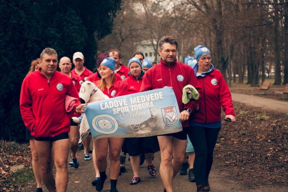 Ilustračný obrázok k článku Vo Veľkej Hangócke si zaplávalo 300 otužilcov: Do plaviek išiel aj primátor, FOTO