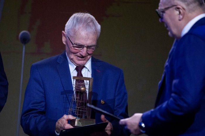 Ilustračný obrázok k článku Legendárny športovec NALOŽIL vláde: Žijete v inej dimenzii a patríte na smetisko dejín!