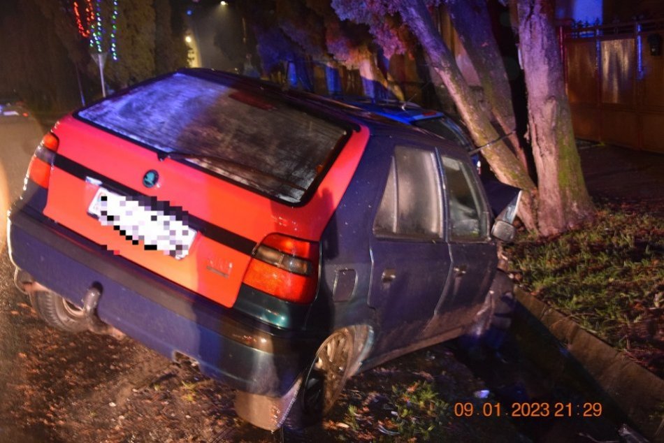 Ilustračný obrázok k článku Šoféroval opitý a bez vodičáku! Muž HAVAROVAL a zarobil si na poriadny problém, FOTO