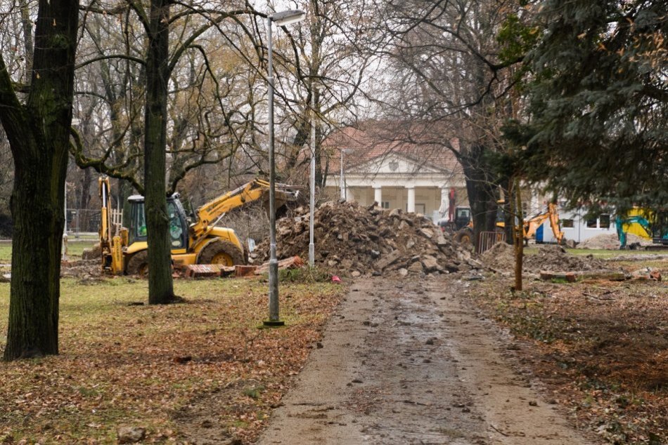 Ilustračný obrázok k článku Do nitrianskeho parku sa zahryzli stroje: Prechádza radikálnou obnovou, FOTO