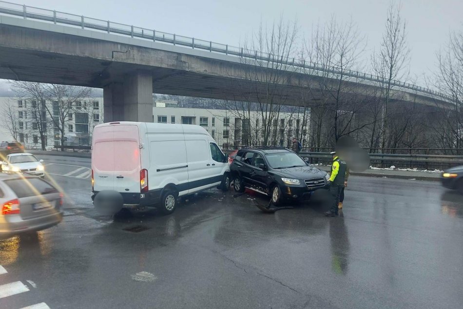 Ilustračný obrázok k článku Nehoda na frekventovanej križovatke v Bystrici: Dieťa po nej skončilo v nemocnici, FOTO