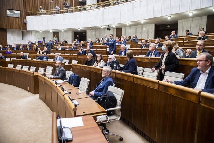 Ilustračný obrázok k článku Do pomoci Slovákom sa NEHRNÚ: Na začatie mimoriadnej schôdze nie je dosť poslancov