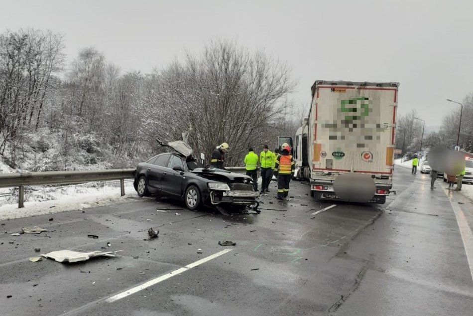 Ilustračný obrázok k článku TRAGICKÁ zrážka auta s kamiónom na strednom Slovensku: Cestu museli UZAVRIEŤ, FOTO