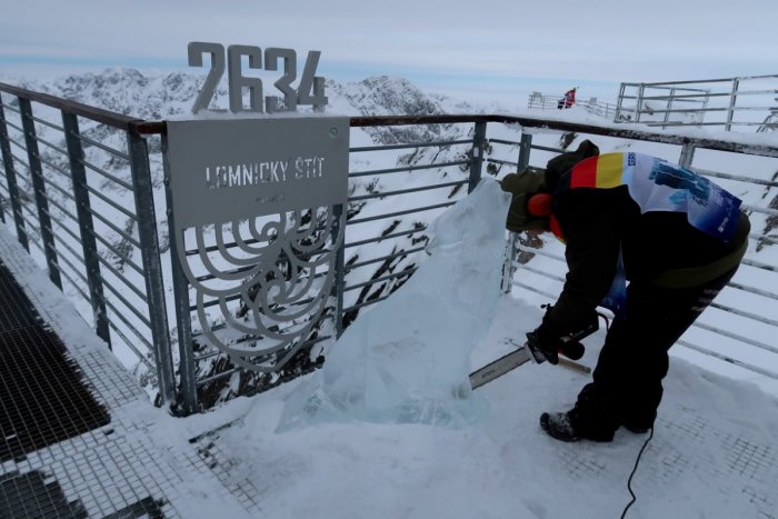 Ilustračný obrázok k článku Začínajú majstrovstvá sochárov: Na Lomnickom štíte už z ľadu vytesali dvoch vlkov, FOTO