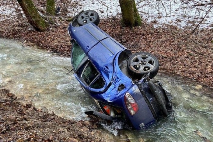 Ilustračný obrázok k článku Auto sa ZRÚTILO do potoka: Policajti skočili do ľadovej vody, vodiča museli OŽIVOVAŤ