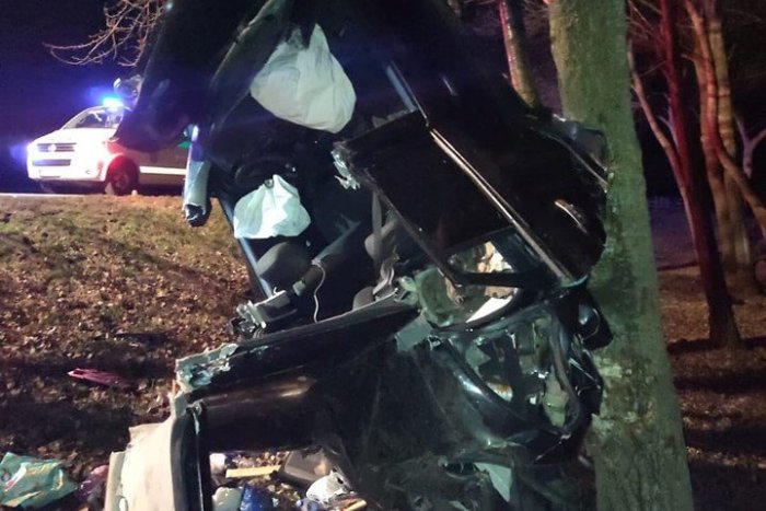 Ilustračný obrázok k článku Ďalšia TRAGÉDIA, pri ktorej asistoval alkohol: Náraz do stromu neprežila 32-ročná žena, FOTO