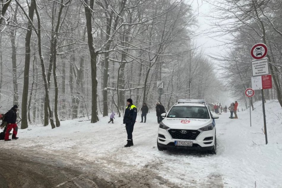 Ilustračný obrázok k článku Ochromilo husté SNEŽENIE dopravu v Bratislave? Pozrite sa, ako to vyzerá na Kolibe! FOTO