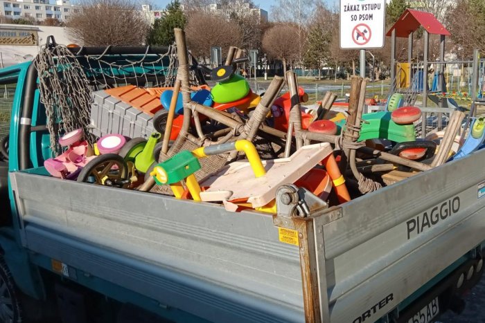 Ilustračný obrázok k článku Ľudia robia z detských ihrísk SMETISKÁ: Pozrite, koľko nebezpečných hračiek odviezli preč