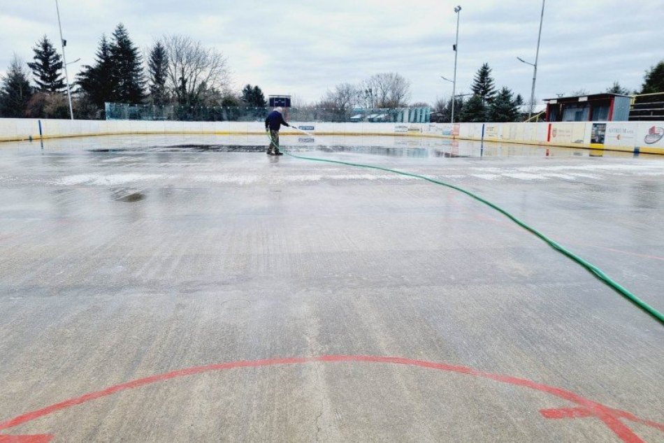 Ilustračný obrázok k článku Šaľania, vyťahujte korčule! Mesto pripravuje otvorenie klziska