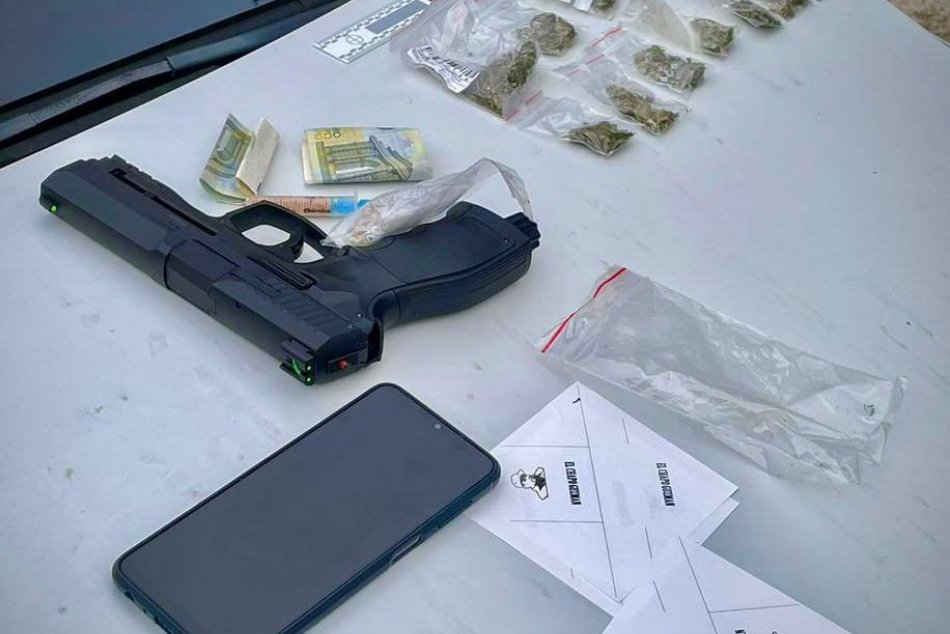 Ilustračný obrázok k článku MIMORIADNA správa: Muža zadržali pri protidrogovej razii, no z policajnej stanice ušiel!