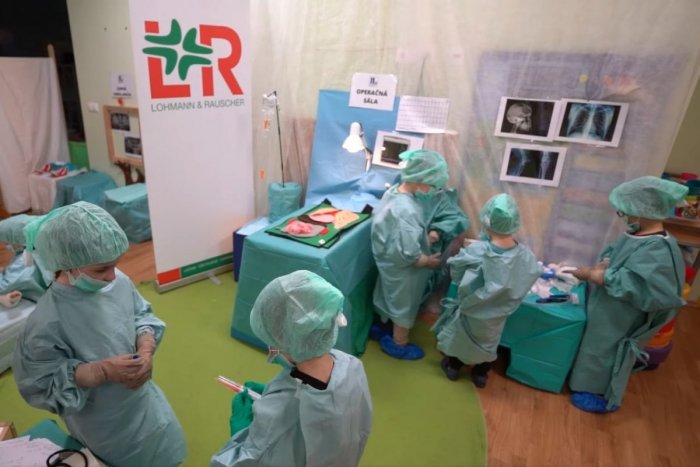 Ilustračný obrázok k článku Videli ste už niečo ROZTOMILEJŠIE? V úlohe lekárov sa predstavili malí škôlkari, VIDEO