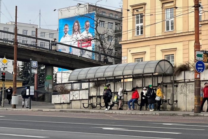 Ilustračný obrázok k článku Mladík takmer ZOMREL na zastávke: Policajti mu spravili masáž srdca a zachránili ho!