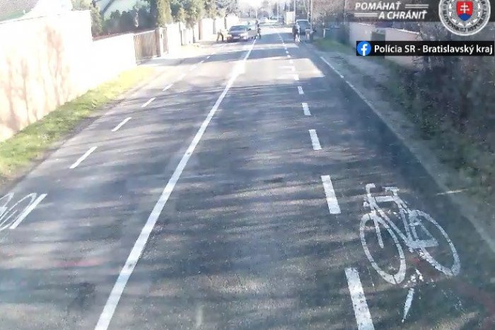 Ilustračný obrázok k článku Muž v Bratislave zaútočil KROMPÁČOM na auto: Svedkov DRÁMY teraz hľadá polícia