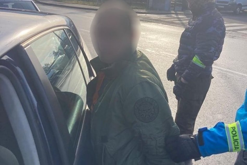 Ilustračný obrázok k článku Protidrogový zásah bystrických kriminalistov: Muž skončil v putách, FOTO