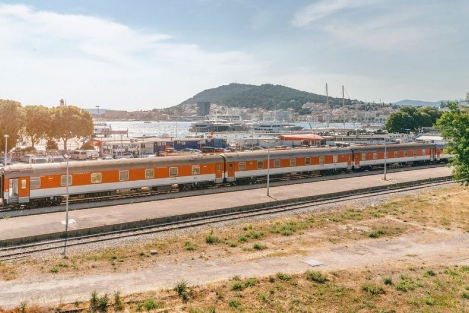 Ilustračný obrázok k článku Zvažujete dovolenku v CHORVÁTSKU? Vyraziť môžete za necelých 30 eur aj VLAKOM!