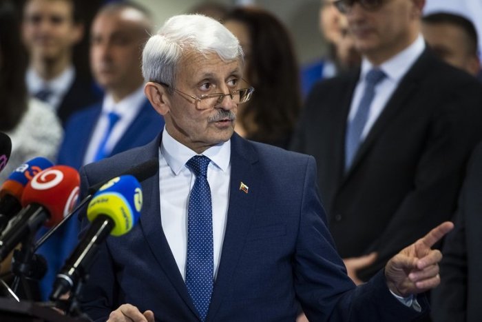 Ilustračný obrázok k článku Dzurinda chce zastaviť chaos a ÚPADOK Slovenska: Predstavil základy Modrej koalície