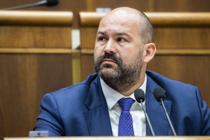 Ilustračný obrázok k článku Pčolinský: Slovensku reálne hrozí ÚRADNÍCKA vláda. Vyzýva preto poslancov