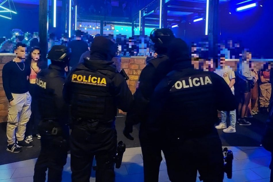 Ilustračný obrázok k článku Policajná RAZIA na Záhorí: V jednom podniku našli až 25 OPITÝCH tínedžerov! FOTO