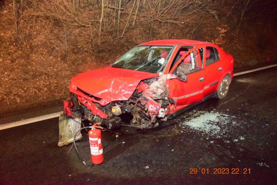 Ilustračný obrázok k článku Čelná zrážka pri Zvolene skončila HROZIVO: Obe vodičky odviezli do nemocnice, FOTO