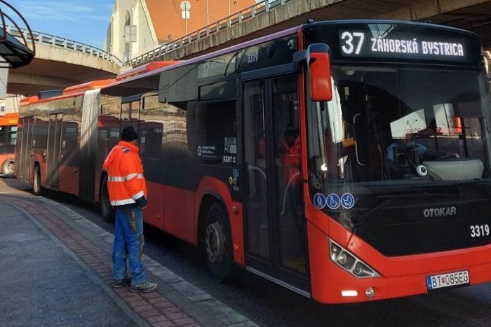 Ilustračný obrázok k článku Pri zastávkach na znamenie pôjdu autobusy rýchlejšie: Nemusíte sa však báť, že vám UJDÚ