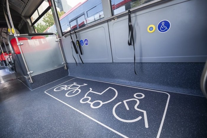 Ilustračný obrázok k článku OSTRÁ hádka v autobuse kvôli kočíku: Mladej mamičke sa VYHRÁŽAJÚ znásilnením a smrťou!