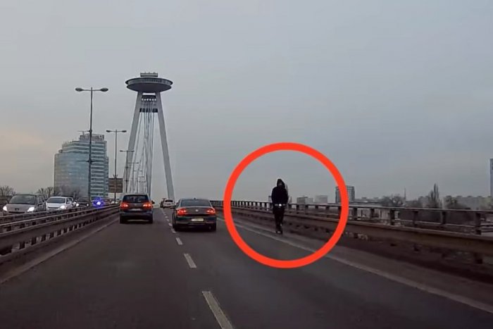 Ilustračný obrázok k článku RISKANTNÁ jazda kolobežkára v hustej premávke: To, čo spravil, pobúrilo VŠETKÝCH!