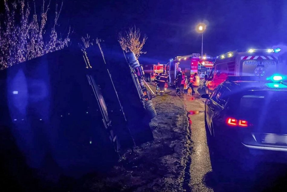 Ilustračný obrázok k článku Kamión sa PREVRÁTIL na bok: Zablokoval celú okružnú križovatku