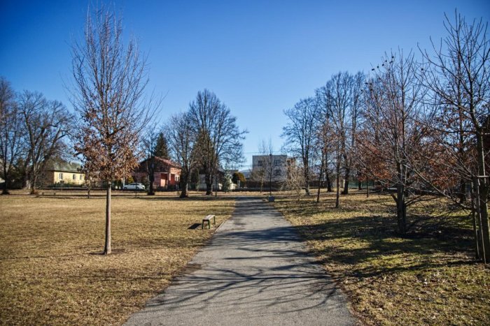 Ilustračný obrázok k článku Začína revitalizácia Panskej záhrady v Nižnej Šebastovej: NOVINKOU bude aj solárna lavička