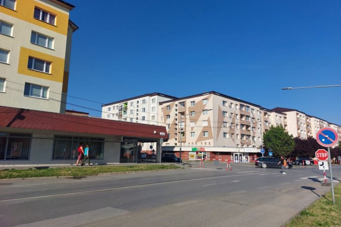 Ilustračný obrázok k článku Vyberanie parkovného pred bytovkami? Ľudia sa zľakli, v Sabinove však krotia paniku