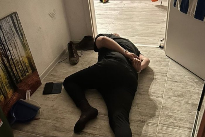 Ilustračný obrázok k článku DRAMATICKÝ koniec zábavy: Muž udrel ženu päsťou do tváre a nožom PICHOL druhého muža