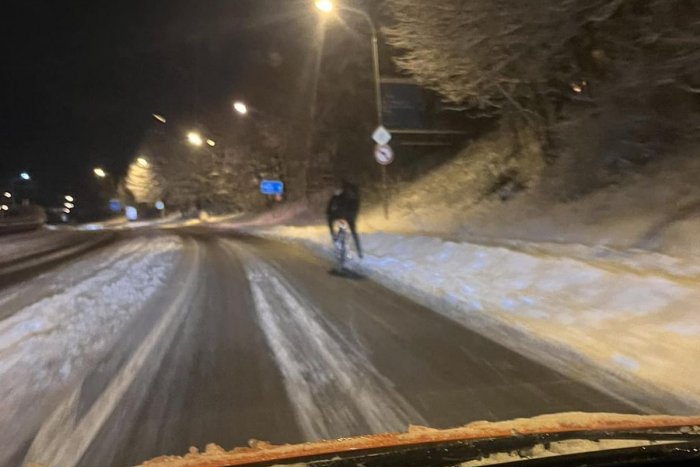 Ilustračný obrázok k článku Po celom Slovensku KALAMITA a v Bystrici? Cyklista na ceste ľudí pobavil aj nazlostil, FOTO