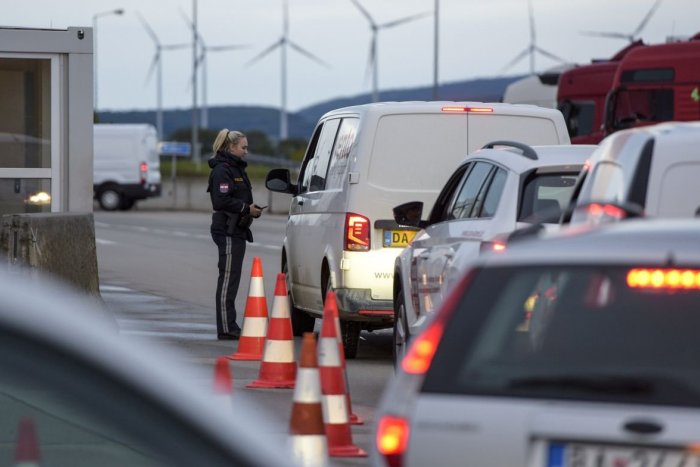 Ilustračný obrázok k článku Od 24. mája sa dočasne obnovia KONTROLY na hraniciach a letiskách: Aký je dôvod?