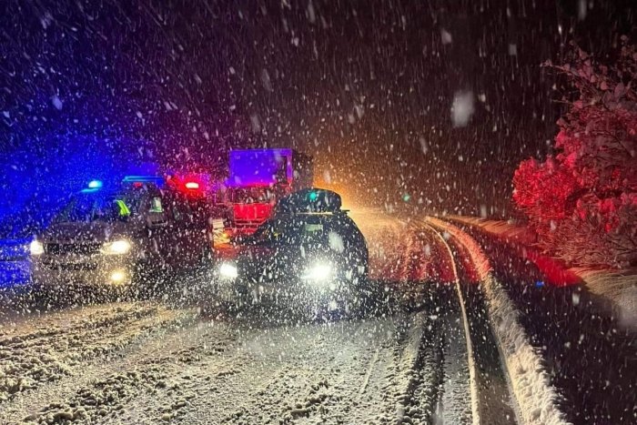 Ilustračný obrázok k článku Popadané stromy a silné sneženie: Počasie stále komplikuje dopravu v Žilinskom kraji