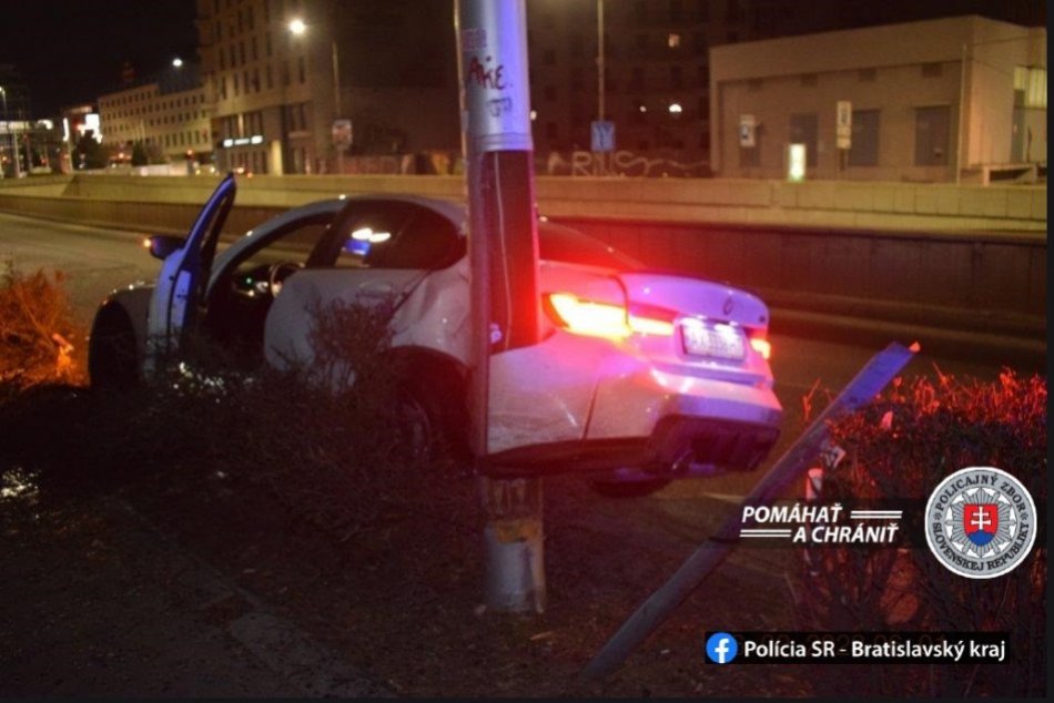 Ilustračný obrázok k článku NEHODA v centre Bratislavy: Drahé auto NARAZILO do lampy, vnútri sedeli dvaja Ukrajinci