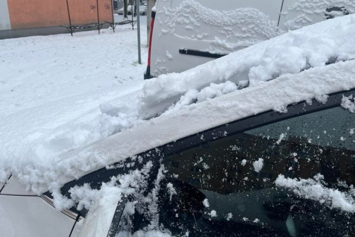 Ilustračný obrázok k článku Trvá to celú večnosť? Nemusí! Takto v zime ODHMLITE okná v aute za ZLOMOK ČASU!