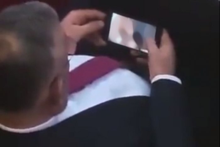Ilustračný obrázok k článku ŠOK v parlamente! Poslanec počas rokovania pozeral PORNO, musel rezignovať