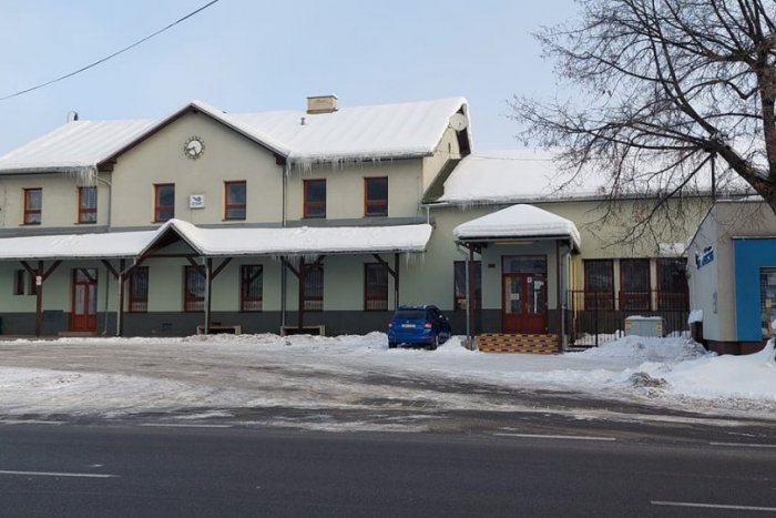 Ilustračný obrázok k článku SÚLOŽIACI párik z čakárne bol hitom internetu: Muž na RADOVÁNKY doplatil, skončil v base!