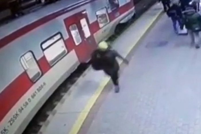 Ilustračný obrázok k článku Naskakovanie na vlak sa zmenilo na BOJ o život: Kolos ťahal ŽENU desiatky metrov!