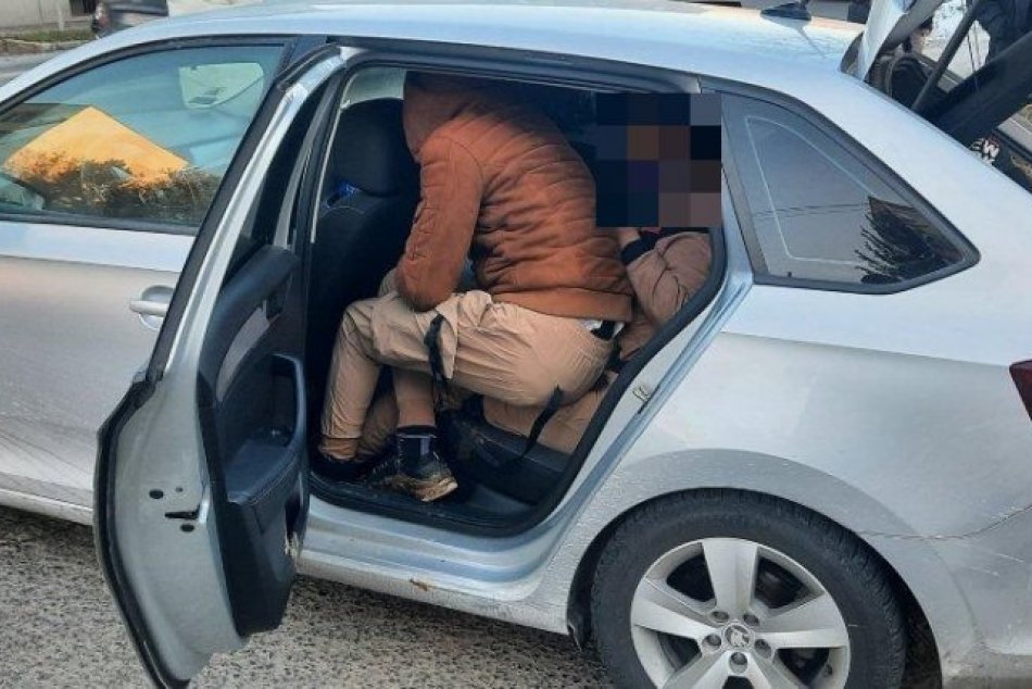 Ilustračný obrázok k článku Migranti na strednom Slovensku? V aute boli natlačené Bielorusky aj Sýrčania, FOTO